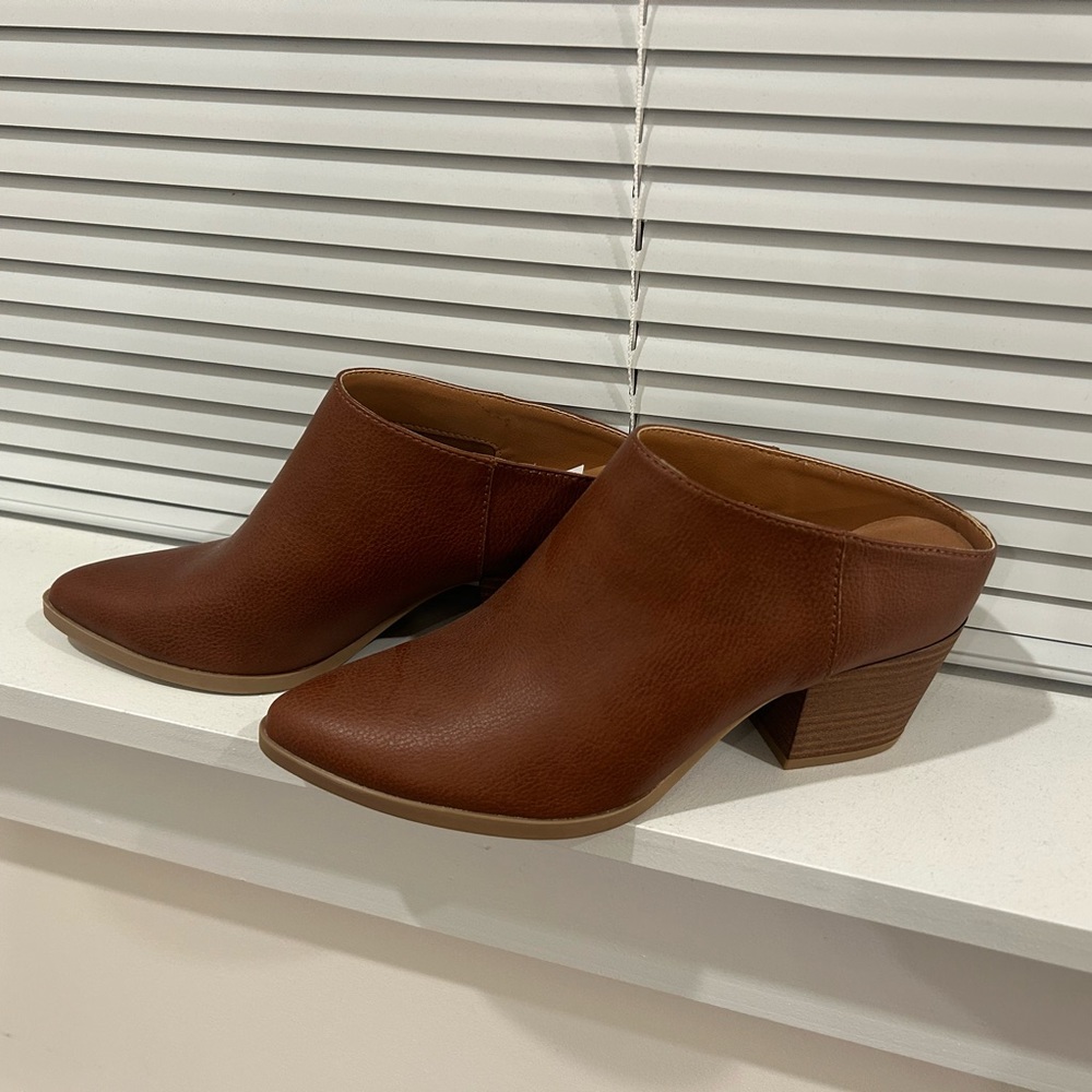 Brand New with tags! Brown mules, size 8. Universal Threqd by Target.